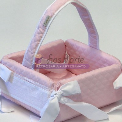 Cesto acolchoado rosa para bebé com laços brancos