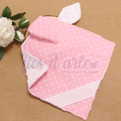 Fralda bebé rosa com corações brancos e orelhas de coelho