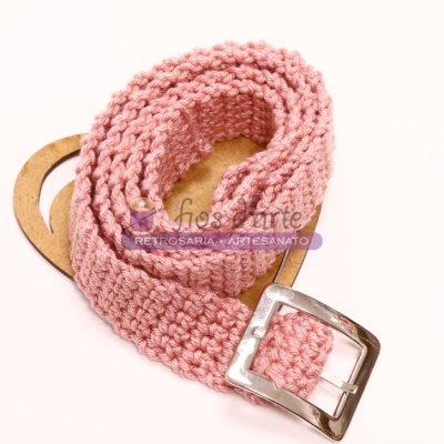 Cinto cor-de-rosa tricotado com fivela metálica prateada