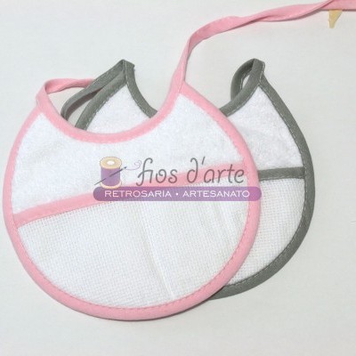 Babete branco para bebé com bordas rosa e cinza, com bolso em rede e fita para amarrar