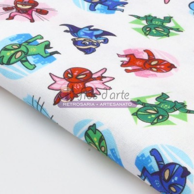Tecido branco com estampas coloridas de super-heróis em diferentes poses