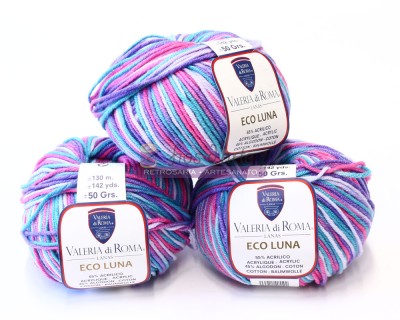 Três novelos de lã multicoloridos Valeria di Roma Eco Luna com etiquetas brancas