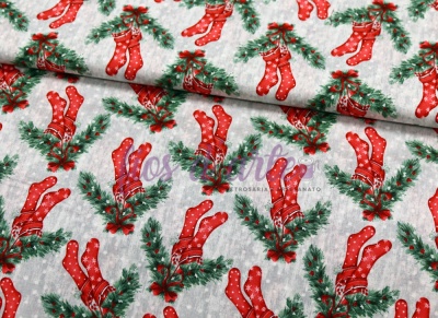 Tecido natalício com padrão de meias vermelhas e folhas verdes sobre fundo cinzento com pontos brancos.