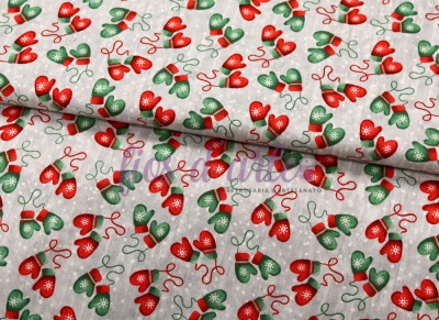 Tecido estampado com padrão de luvas vermelhas e verdes com flocos de neve.