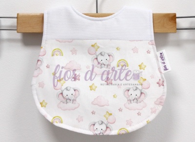 Babete branco com elefantes e arcos-íris coloridos