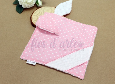 Toalhinha rosa com corações brancos e orelhas em tecido branco e rosa