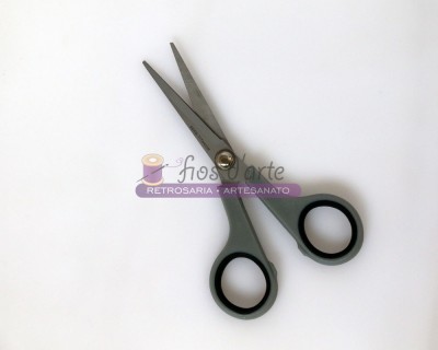 Tesoura cinzenta e preta com texto flos arte