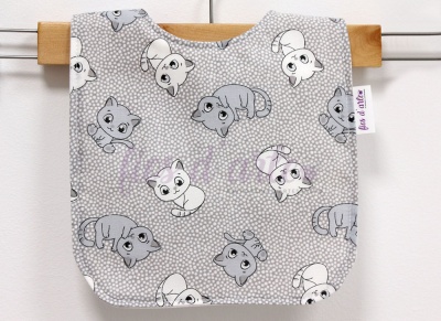 Babete para bebé cinzento com padrão de gatos brancos e cinzentos