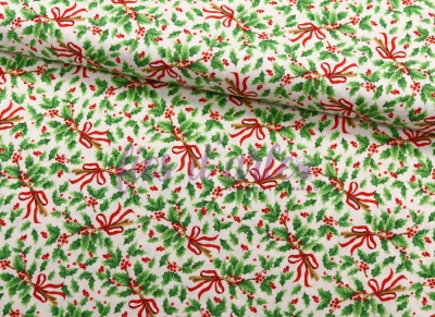 Tecido branco com padrão de folhas de azevinho, bagas e laços vermelhos