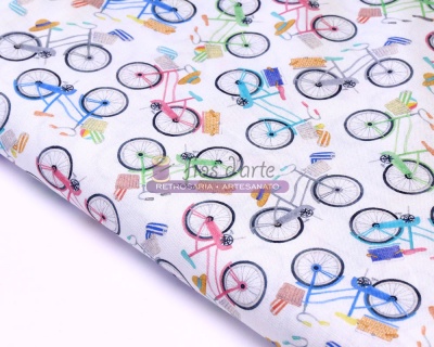 tecido branco com padrão de bicicletas coloridas e etiqueta Artes Arte