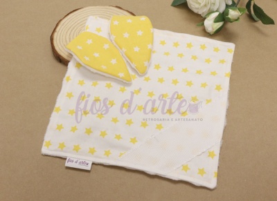 Pano branco com estrelas amarelas e orelhas de tecido amarelas com estrelas brancas
