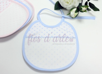 Babete infantil branco com pontos azuis e bordas azuis