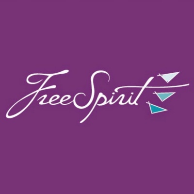 Logótipo Free Spirit em letra cursiva branca com triângulos azuis e verdes num fundo roxo