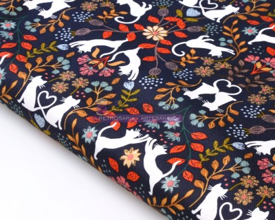 Tecido azul escuro com padrão colorido de gatos brancos e flores