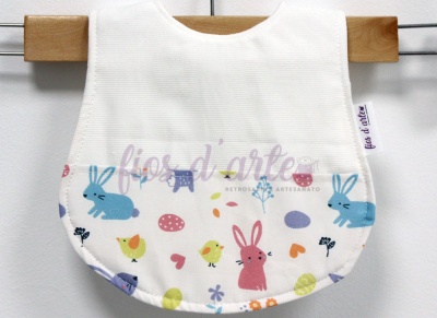 Babete para bebé com padrão de coelhinhos e ovos de Páscoa coloridos