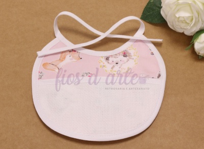 Babete rosa com estampado de animais e borda branca, com faixa para bordar, em fundo castanho com flores brancas