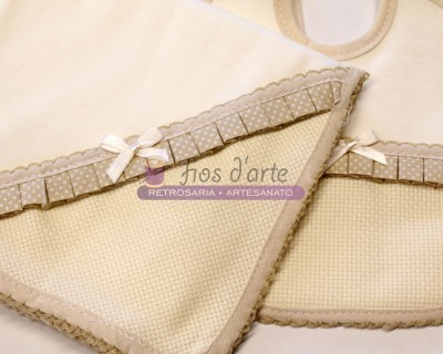 Toalhas de bebé bege com franjas de bolinhas e laços brancos