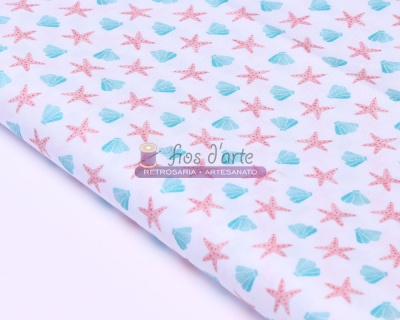 Tecido branco com estrelas-do-mar cor-de-rosa e conchas azuis