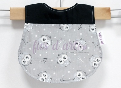 Babete bebé cinzento com corujas e detalhes a preto