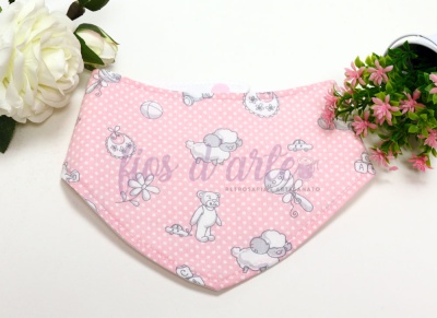 Bandana infantil rosa com desenhos de animais e padrão de bolinhas brancas