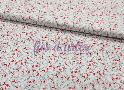 Tecido branco com padrão floral vermelho e verde
