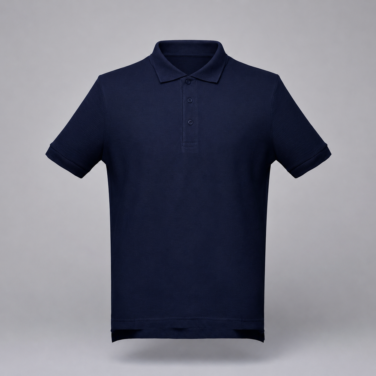 Polo azul escuro com gola e três botões sobre fundo cinzento