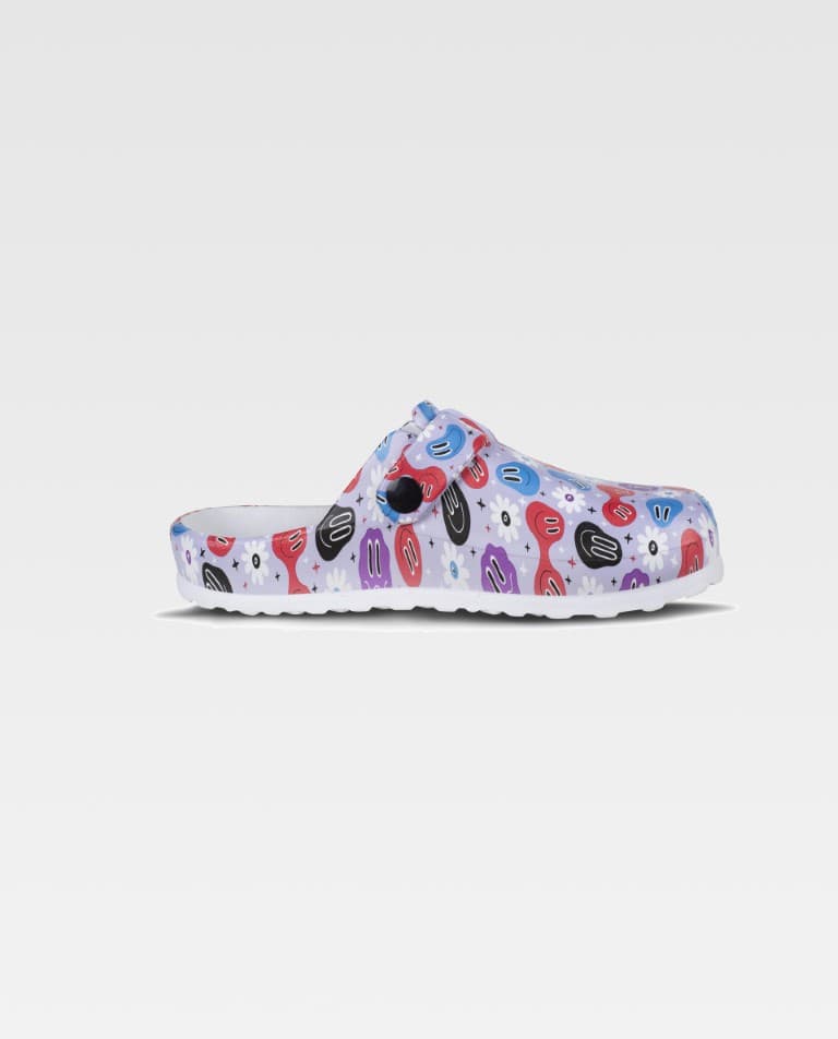 Chinelo tipo clog colorido com padrão abstrato e flores brancas