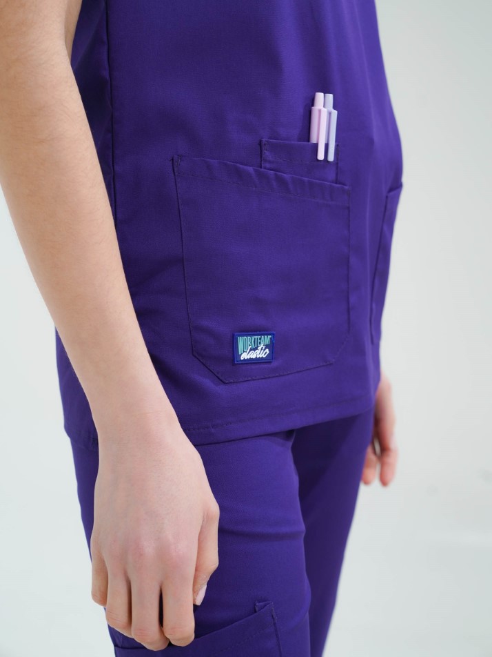 Roupa de trabalho roxa com bolso e canetas cor-de-rosa