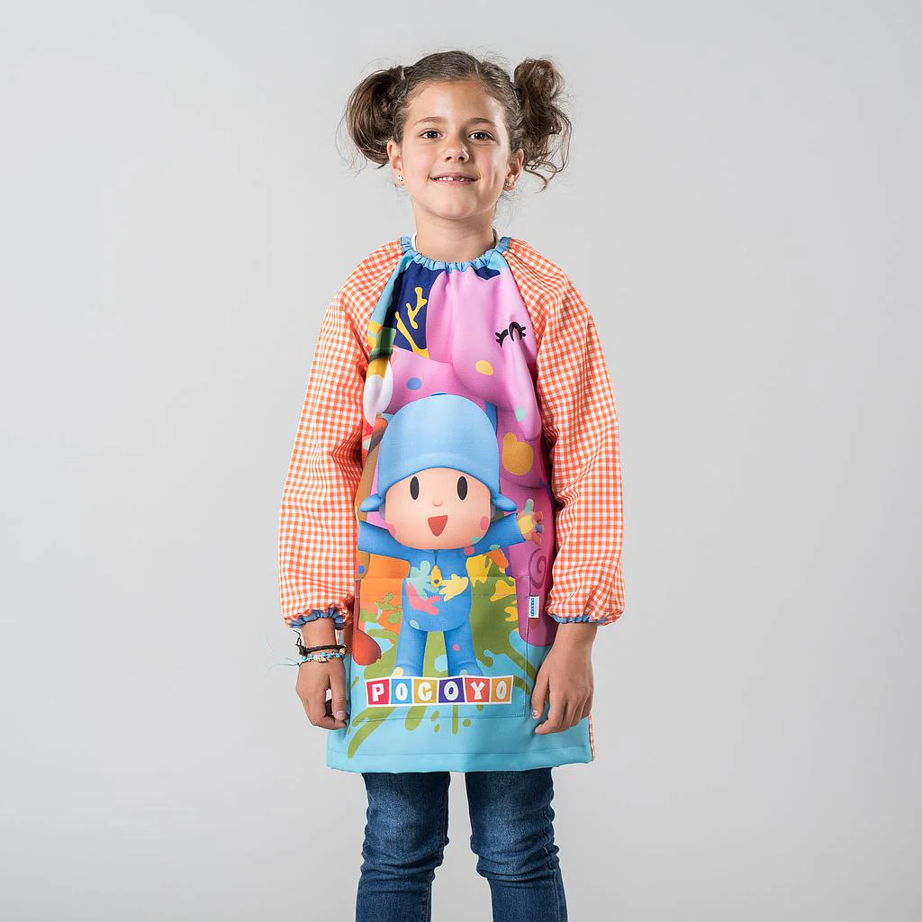 Avental infantil com estampa do personagem Pocoyo, mangas laranja xadrez, usado por criança