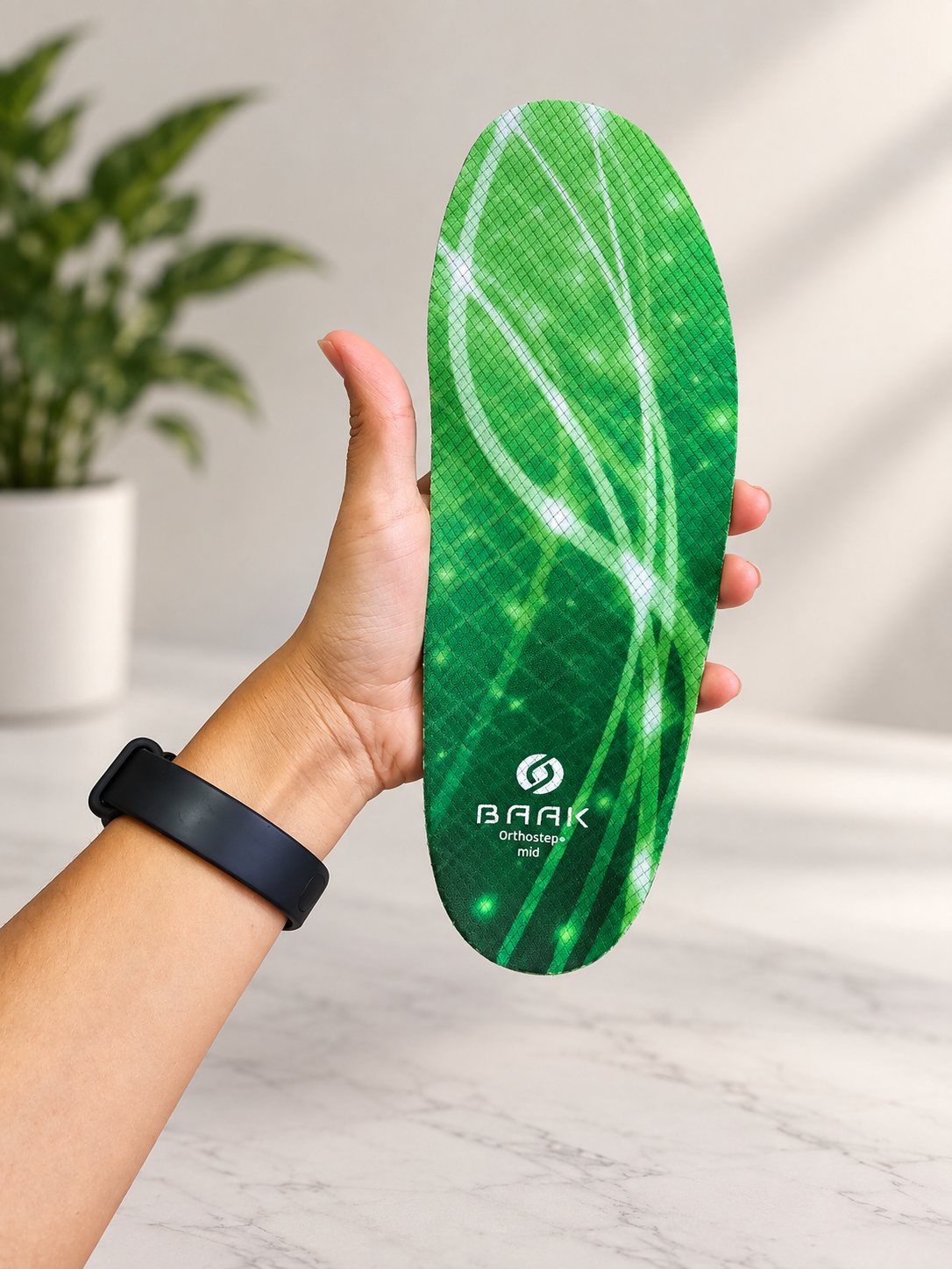 Palmilha ortopédica verde com padrão em rede e texto BAAK Orthostep mid