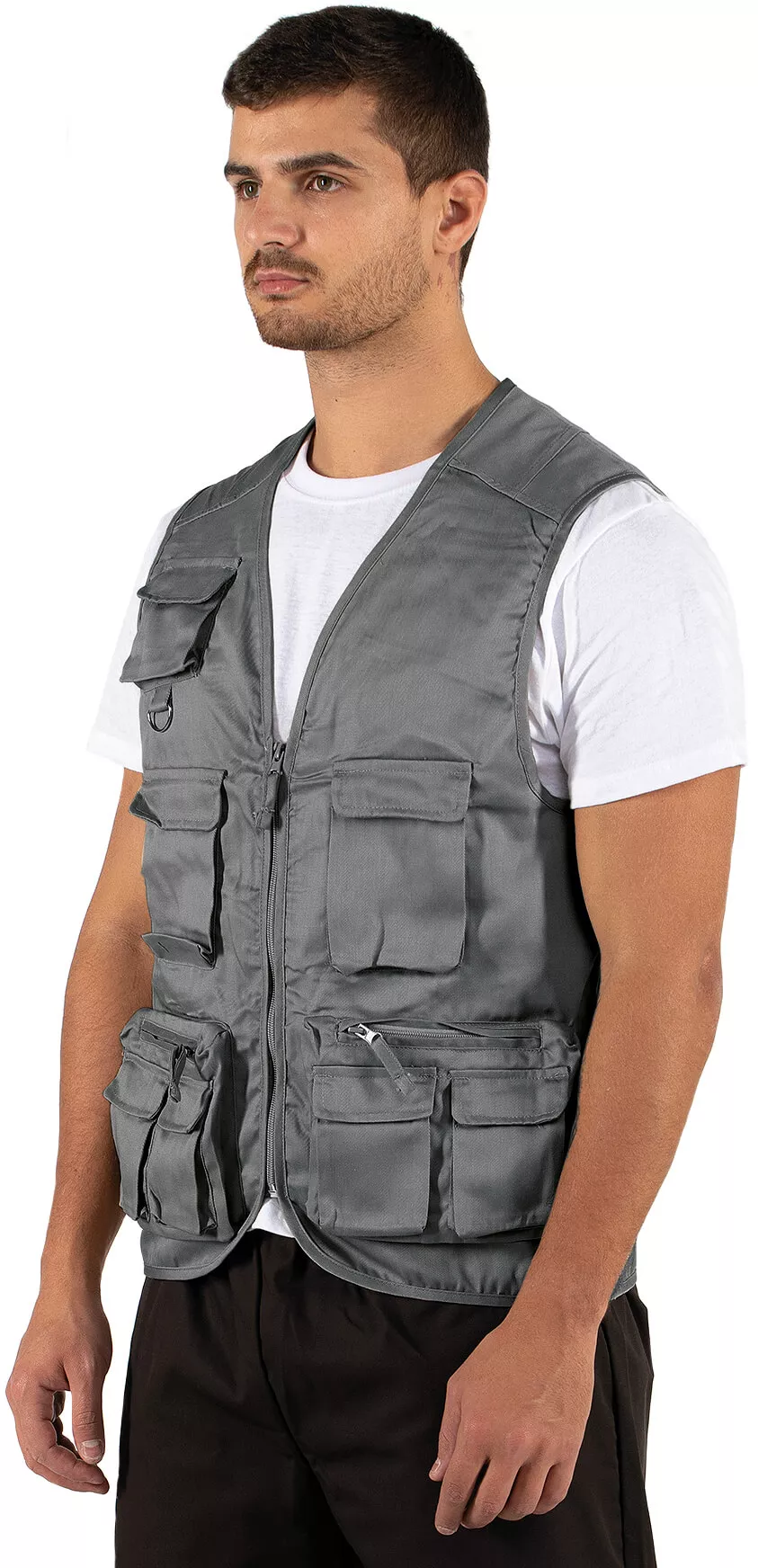 Colete cinzento com bolsos múltiplos sobre t-shirt branca