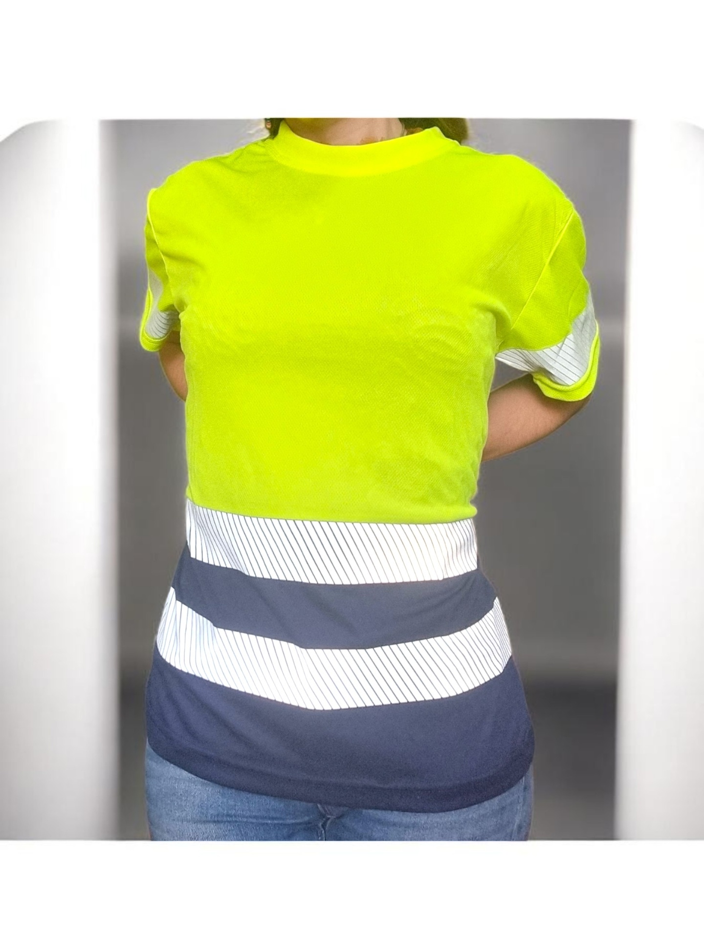T-shirt amarela fluorescente com riscas brancas diagonais e faixas azuis largas