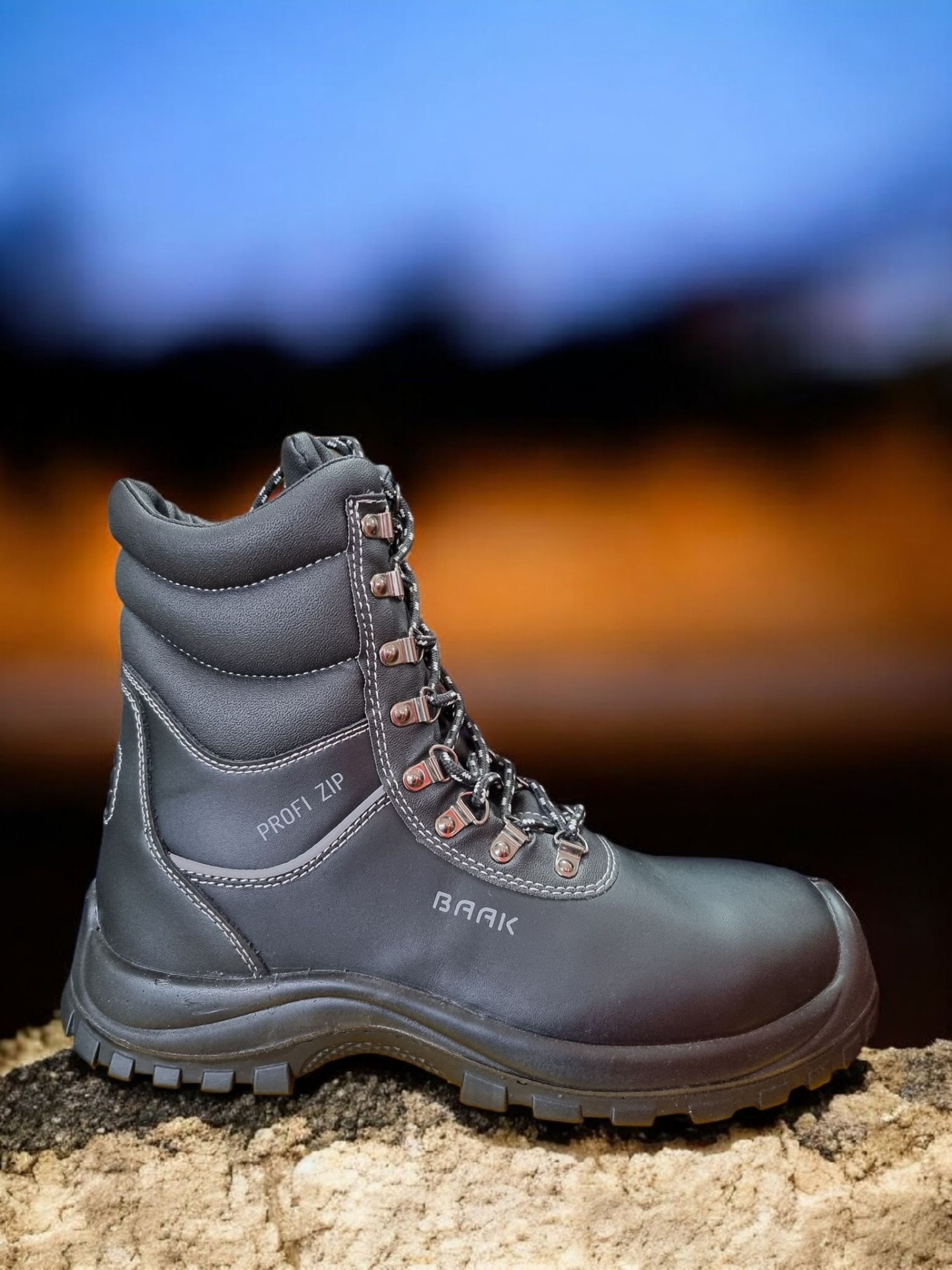 Bota preta de trabalho BAAK PROF ZIP com sola robusta e atacadores em cima de pedra.
