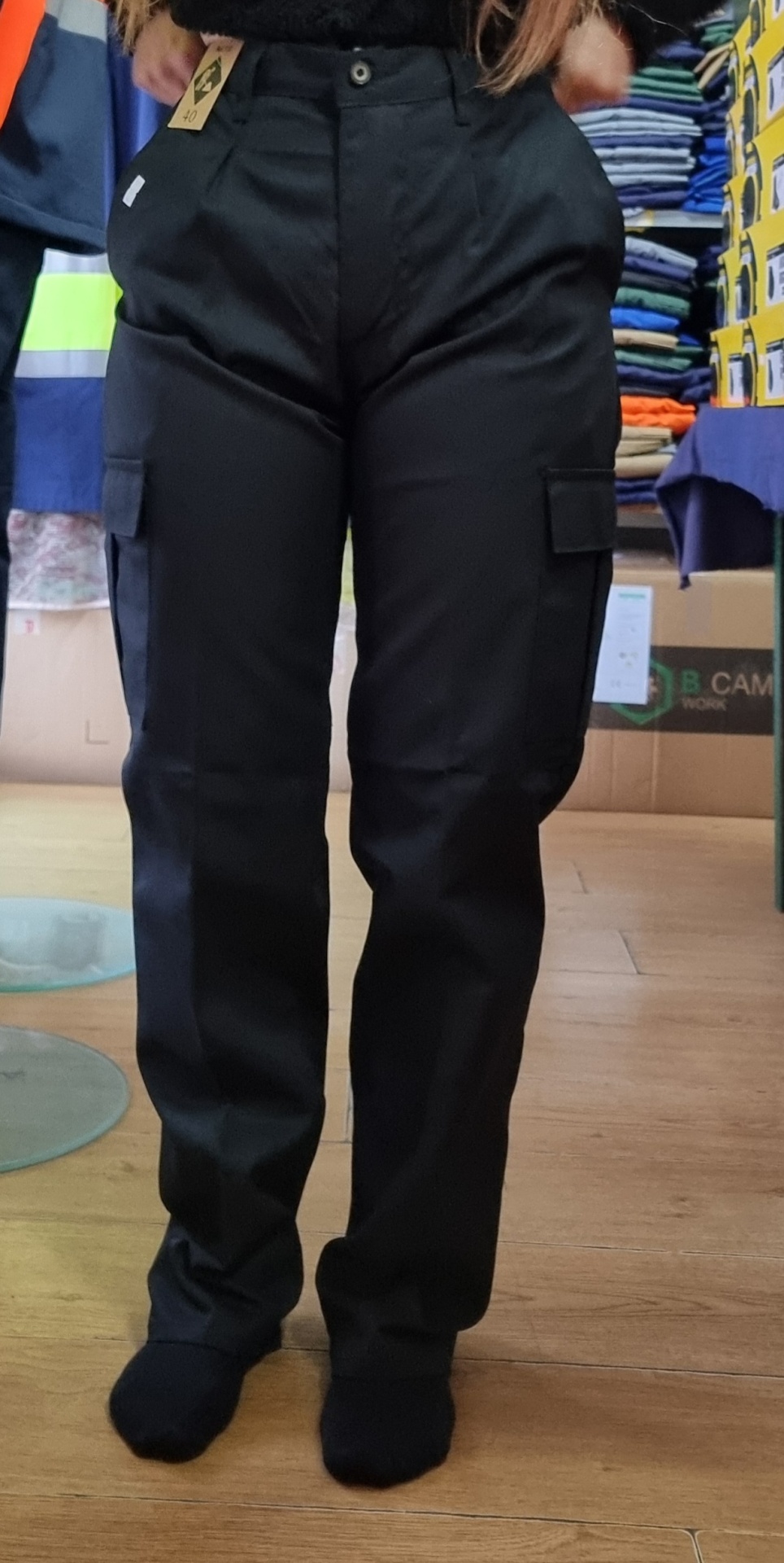 Calças pretas com bolsos laterais em ambiente interior