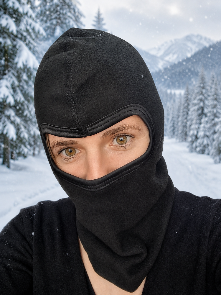 Pessoa com capuz balaclava polar preto na neve