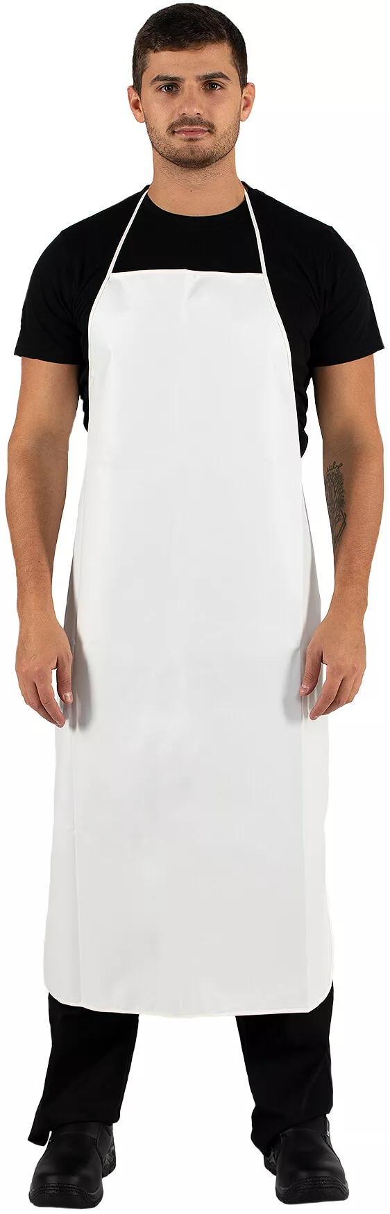 Homem com avental branco, t-shirt preta, calças pretas e sapatos pretos