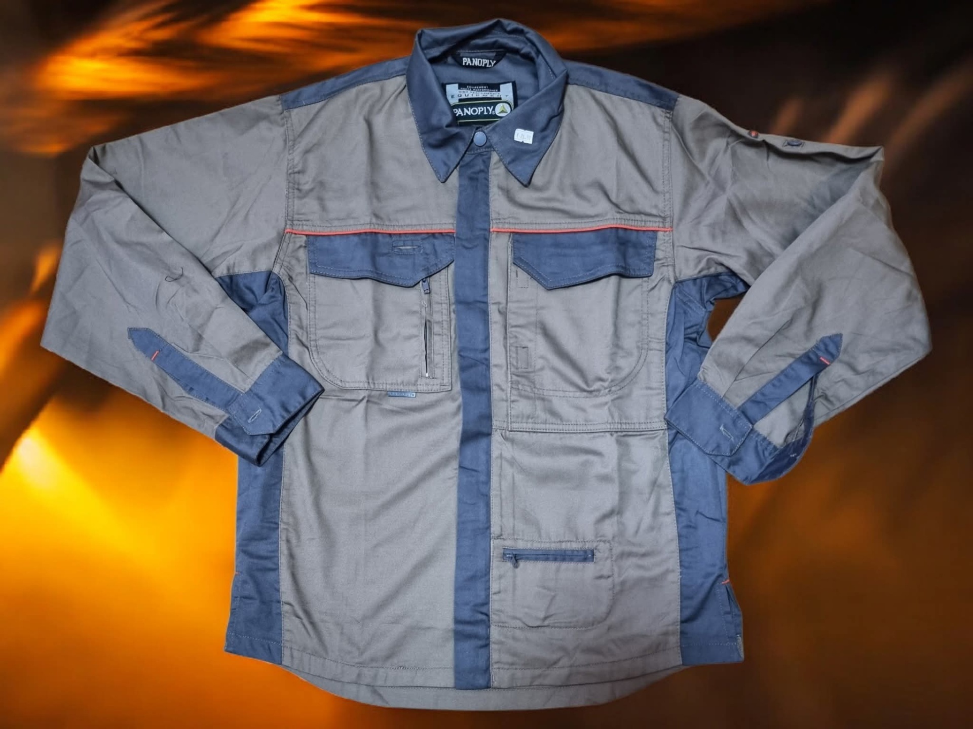 camisa de trabalho cinzenta com detalhes azuis e linhas vermelhas