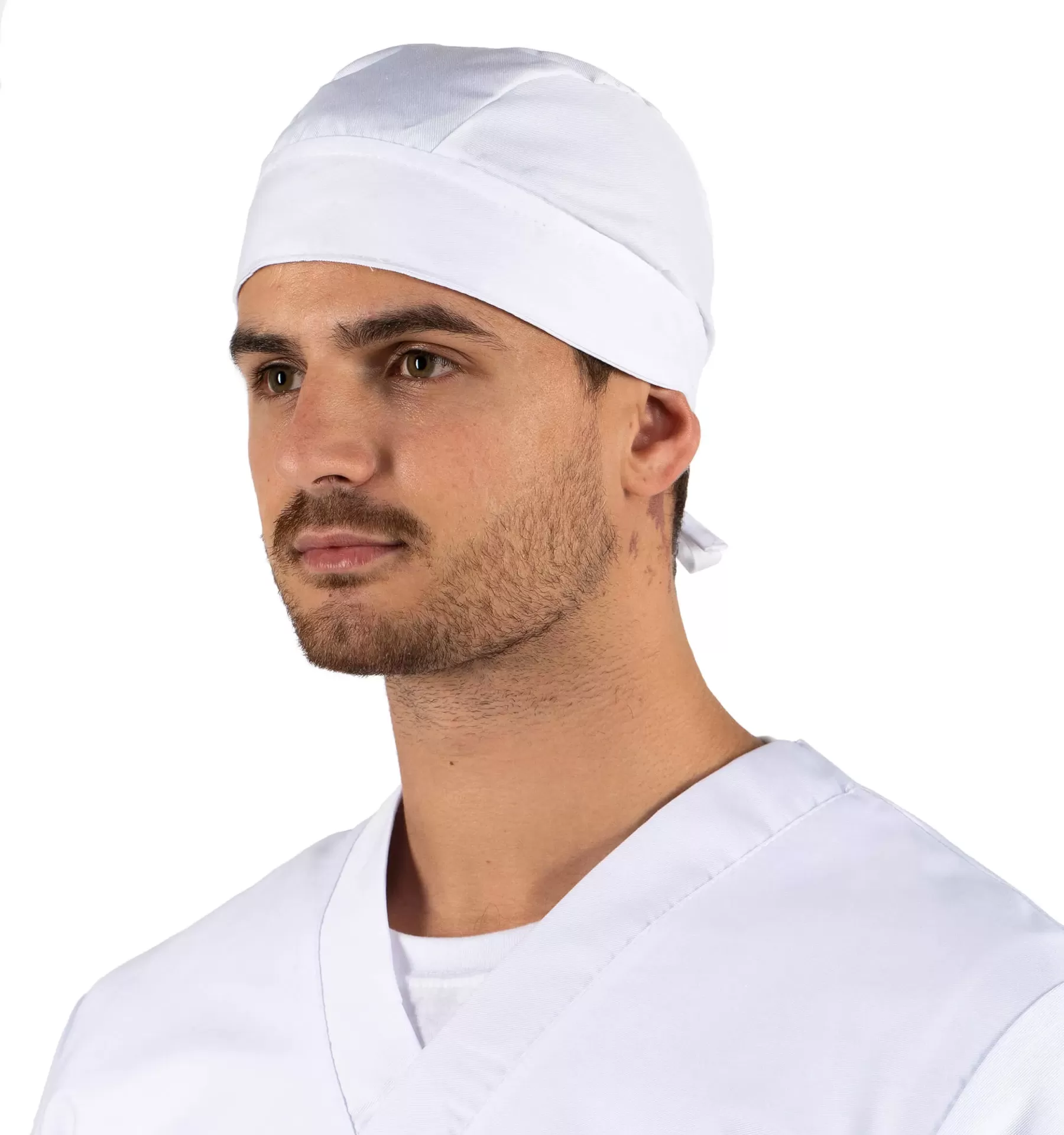 Homem com touca médica e uniforme branco em fundo branco