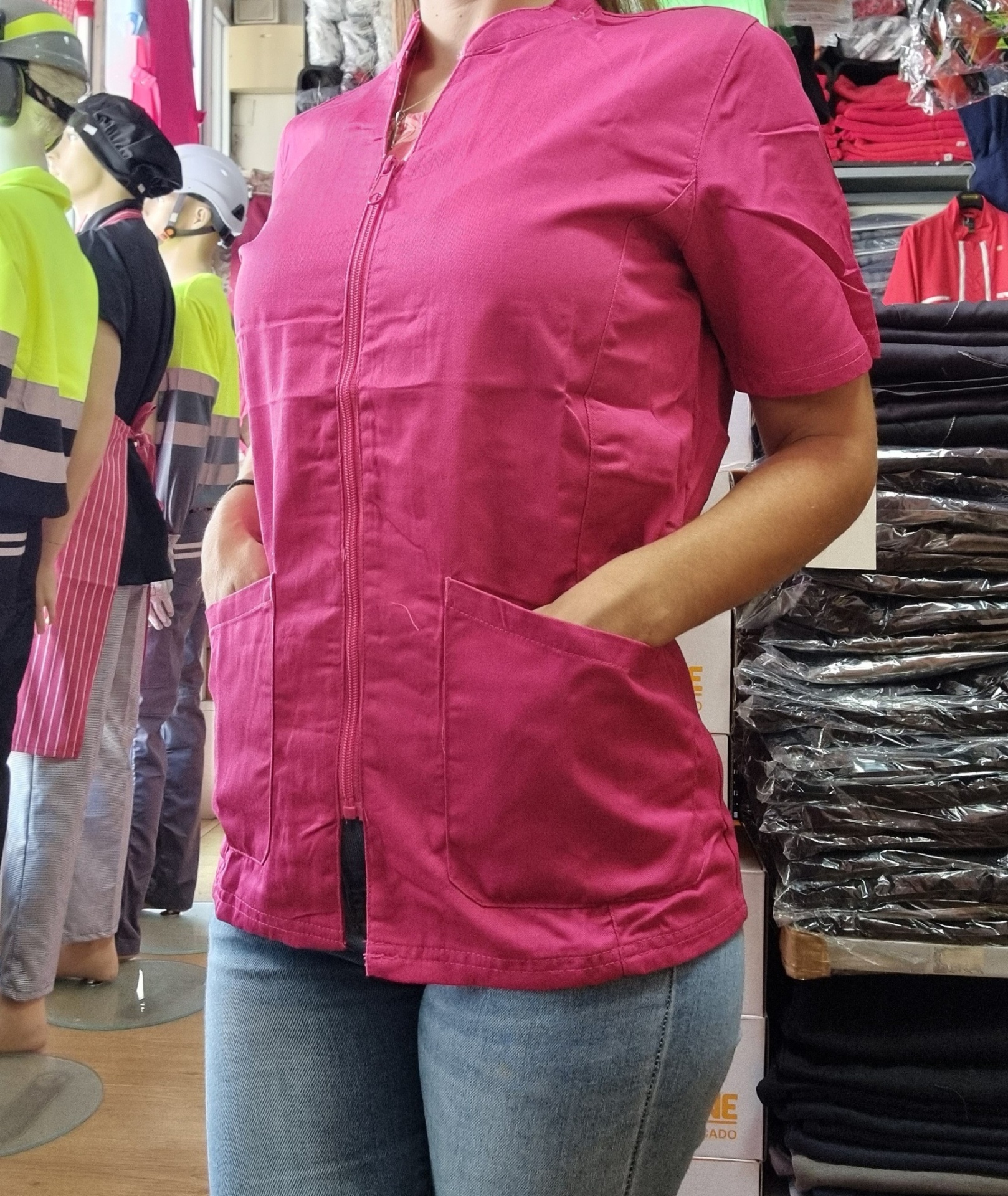 Blusa rosa com fecho e bolsos em loja de roupa