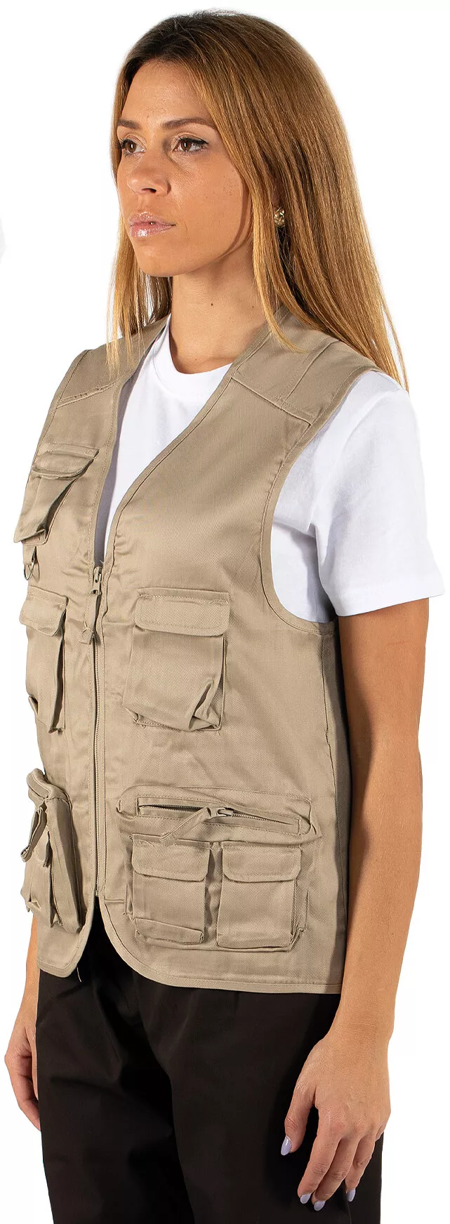 Colete bege com múltiplos bolsos usado sobre t-shirt branca