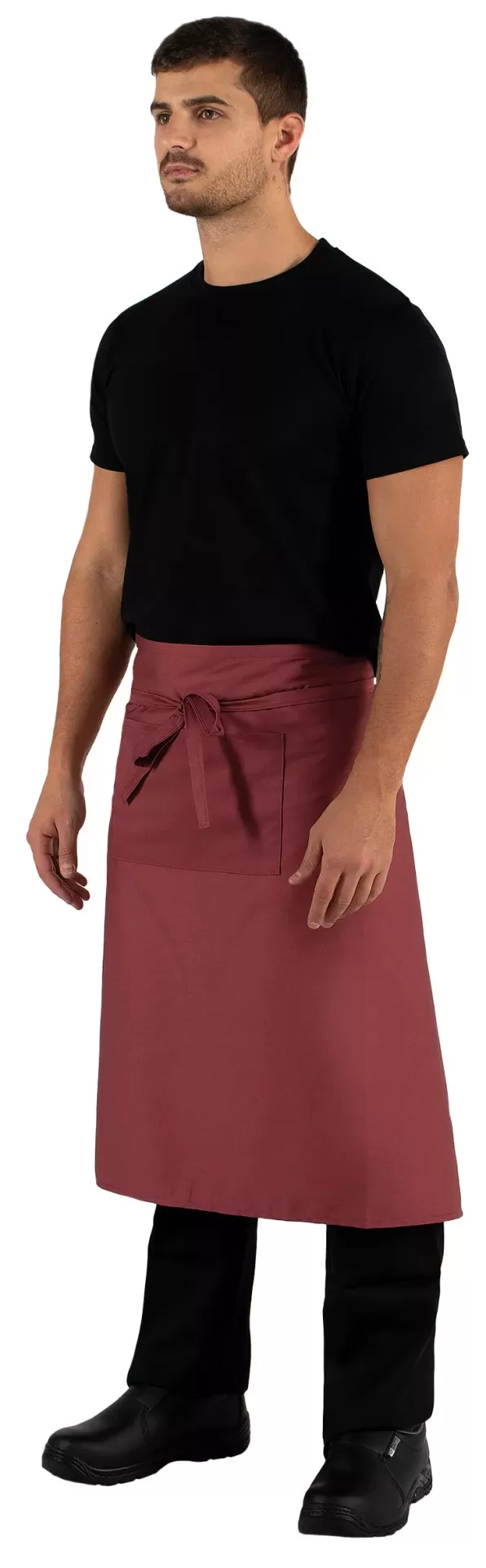 Homem com t-shirt preta e avental vermelho amarrado