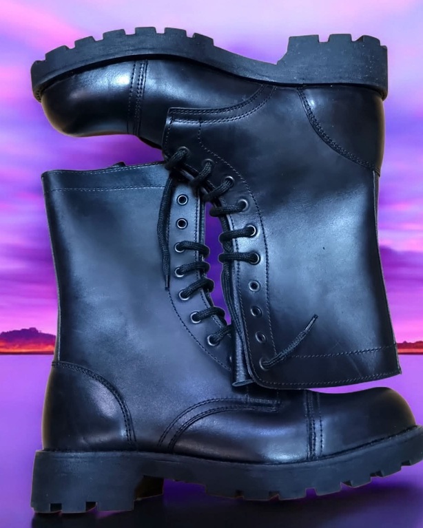 Botas pretas de couro com atacadores e solas grossas