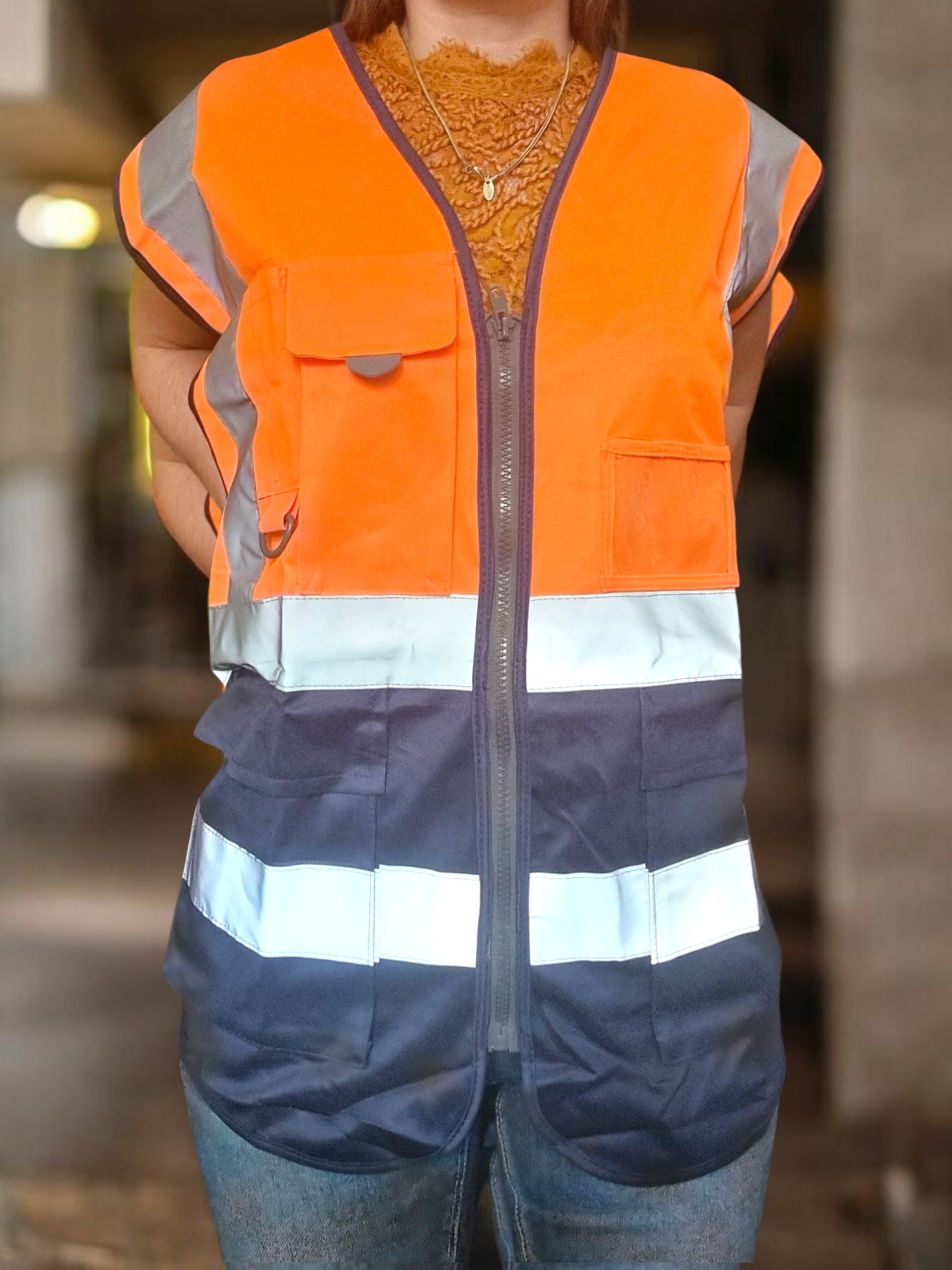 Colete de segurança laranja e azul com faixas refletoras e bolsos