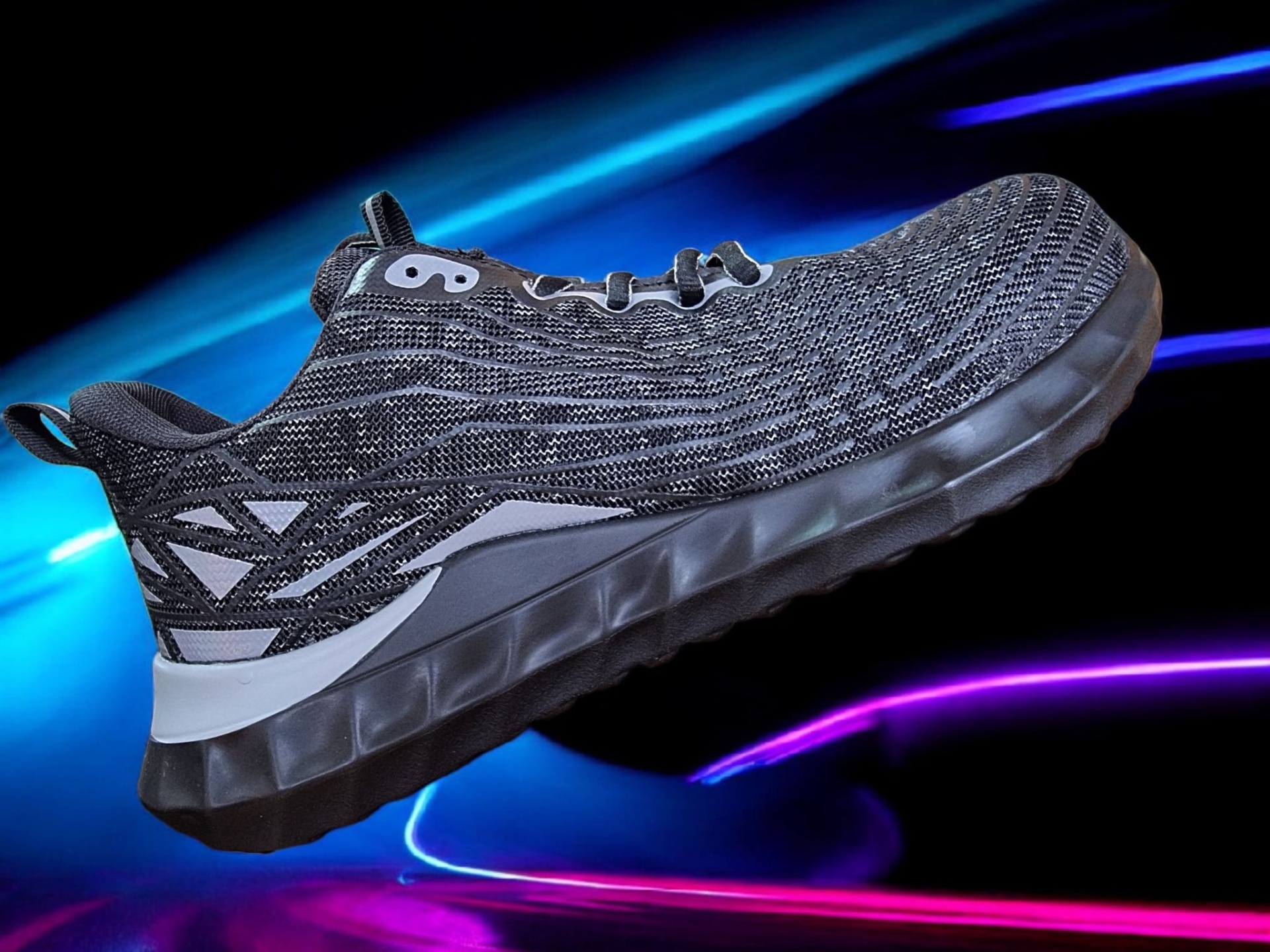 Ténis desportivo cinzento com padrão em malha e sola preta