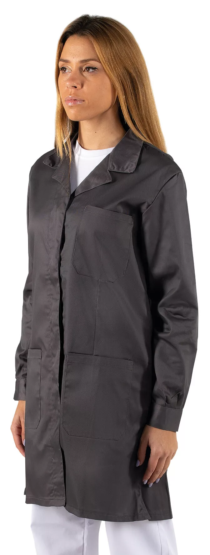 Casaco de trabalho cinza escuro com gola e bolsos frontais, usado por mulher.