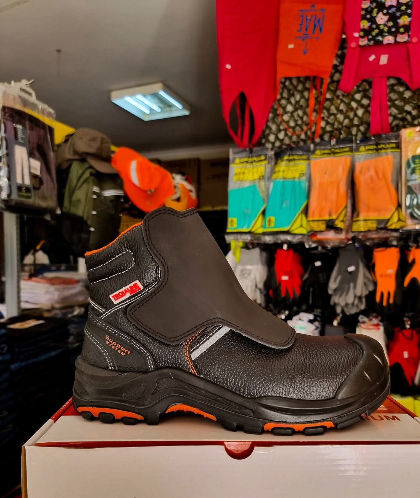 Bota de trabalho preta com detalhes laranja e etiqueta TROJAN SAFE