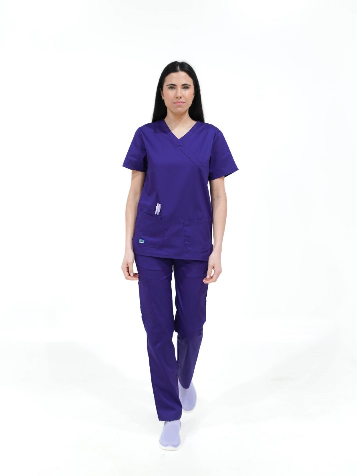 Uniforme médico roxo com canetas no bolso e sapatos brancos em fundo branco