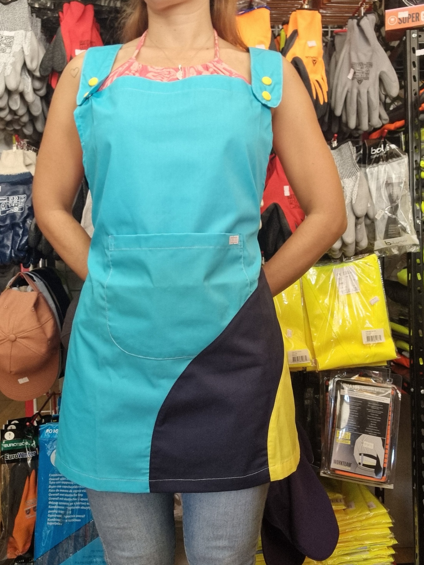 Avental azul claro com bolso e detalhes azul escuro e amarelo