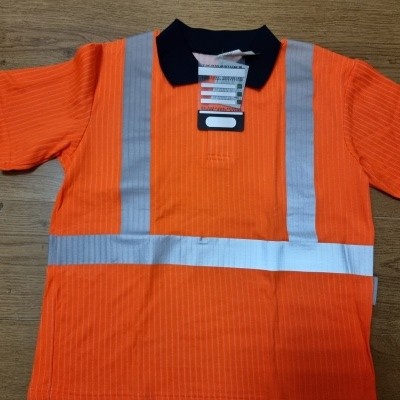 Polo de alta visibilidade laranja com gola preta e faixas refletoras cinzentas