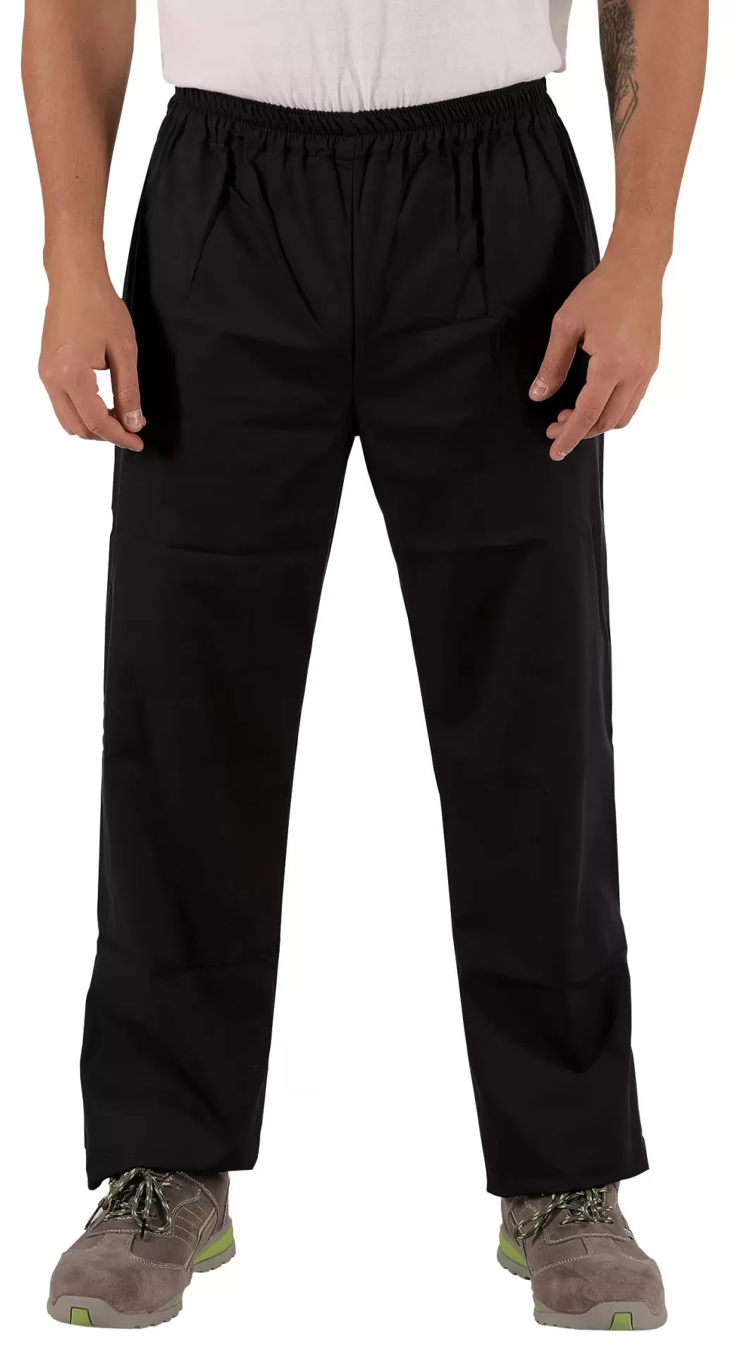 Calças pretas com cintura elástica e calçado cinza com detalhes verdes